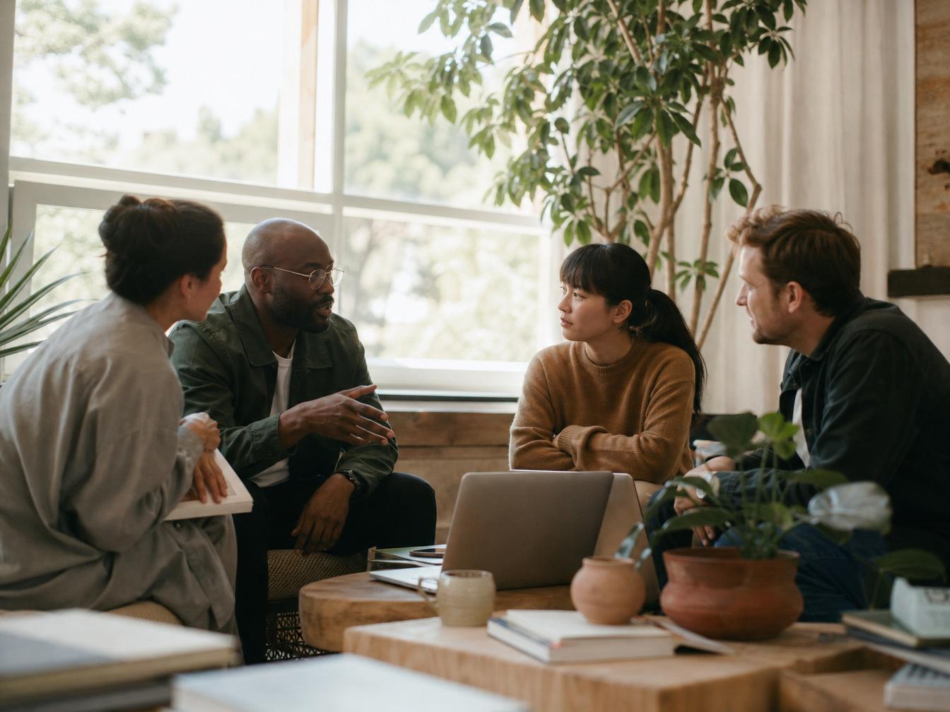 Équipe dirigeante en session de travail dans un environnement naturel lumineux